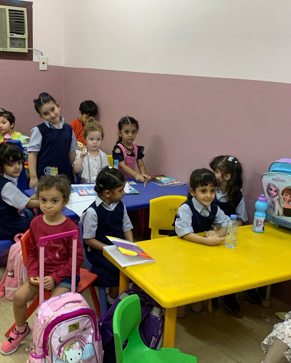 talalschool1's tweet photo. #عوداً_حميداً  قامت مدرسة طلال بإستقبال طلابها الاعزاء بالترحيب و تقديم الهدايا البسيطه لهم https://t.co/sk34UMXsEy