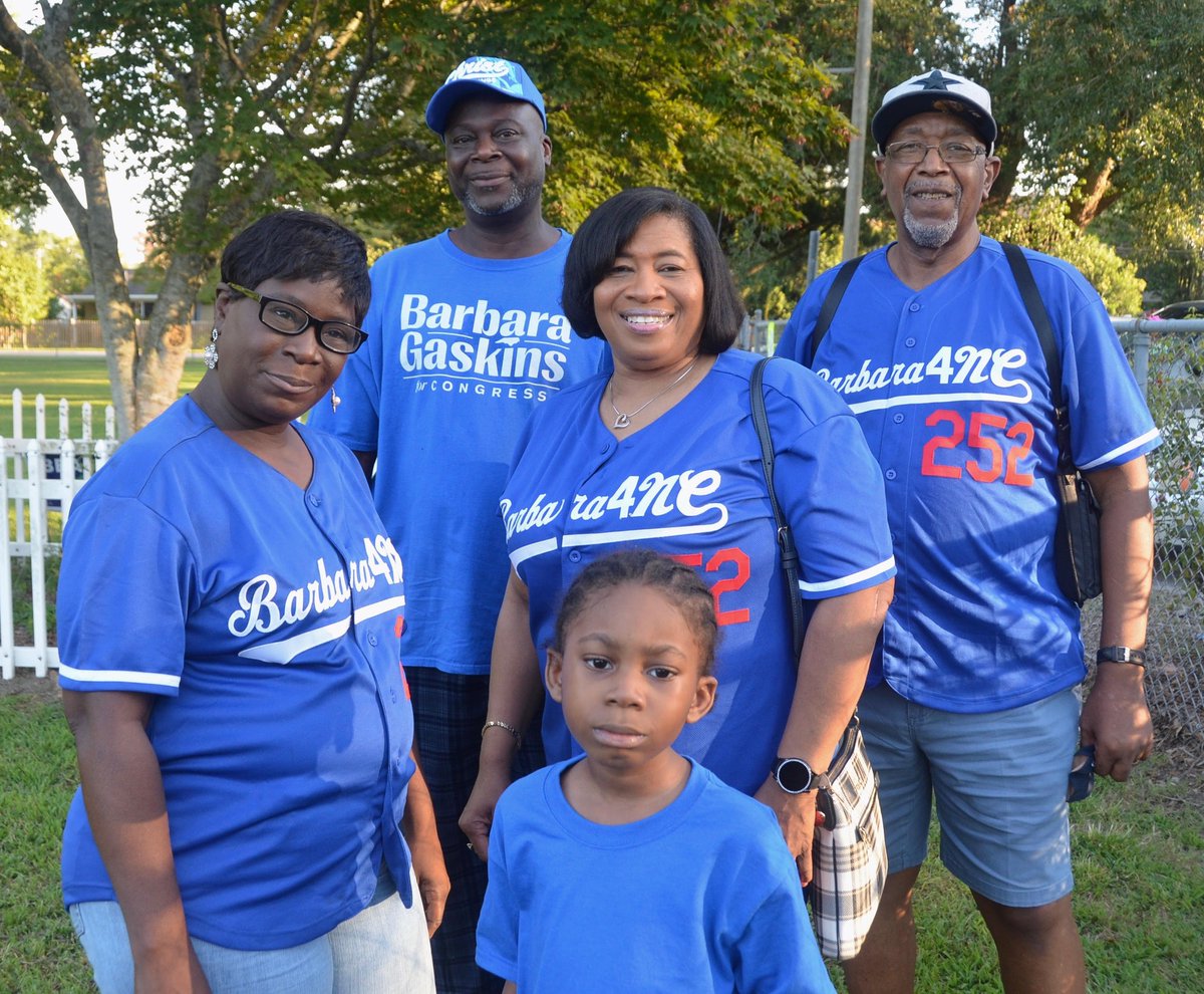 CravenDemocrats's tweet photo. Happy 40th birthday to @Barbara4NC !
Check out our Birthday Picnic Pics
#VoteBlue2022 https://t.co/nD3u5ylwA5