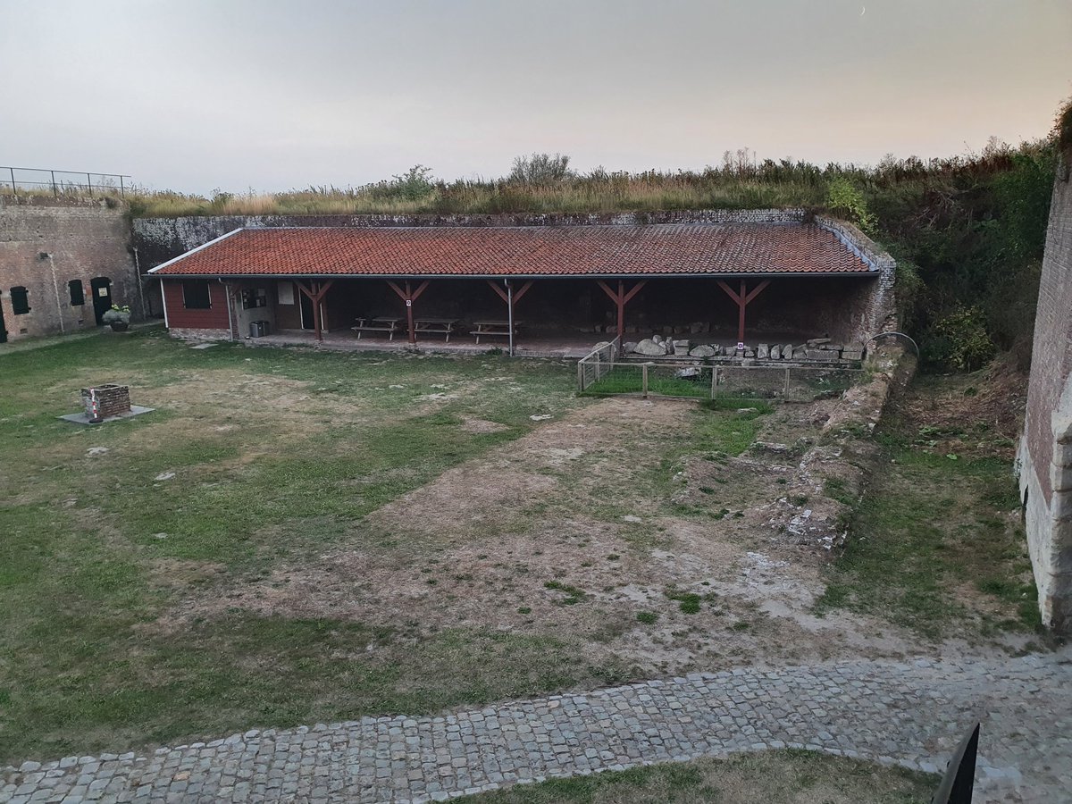 De droogte laat goed de contouren zien vd kazerne die 1811 is afgebroken in  #fortrammekens