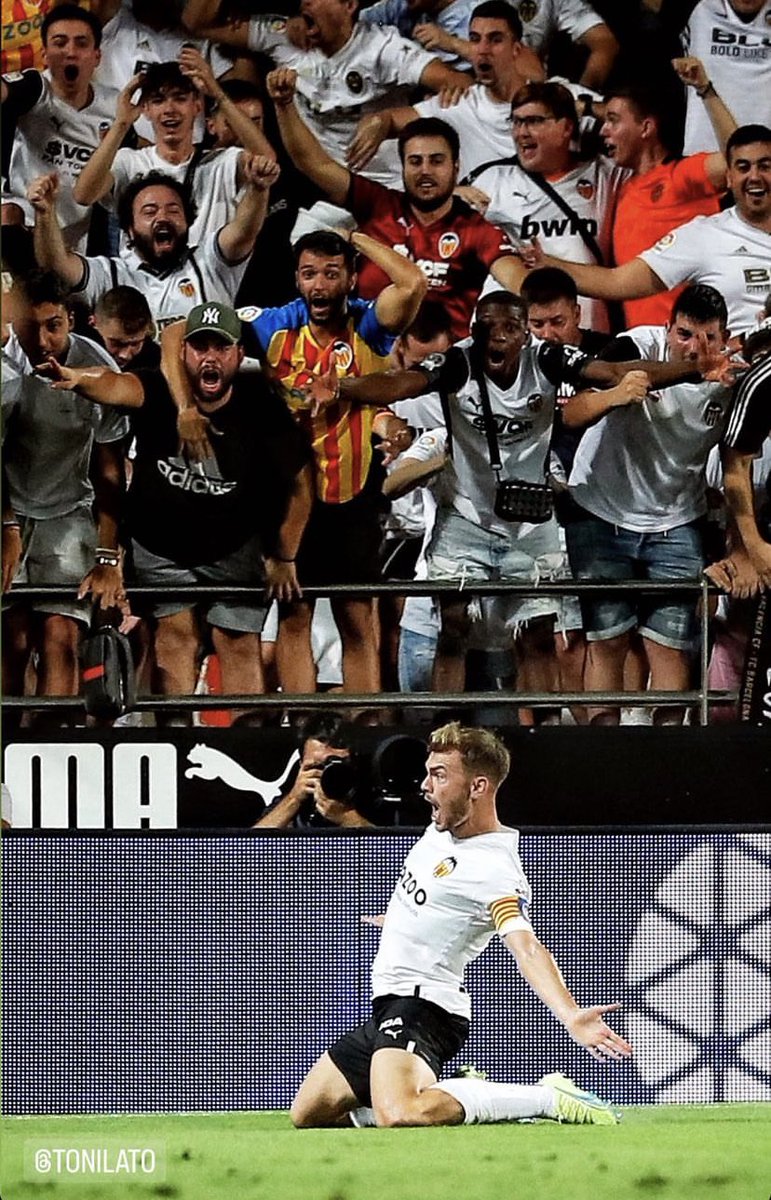 Ningún móvil en Mestalla, todos celebrando el gol como toca 👏👏👏👏👏👏👏 <a href="/valenciacf/">Valencia CF</a> <a href="/GetafeCF/">Getafe C.F.</a>
