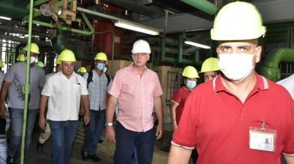 afajardososa's tweet photo. @DiazCanelB recorrió la central termoeléctrica Carlos Manuel de Céspedes, de #CienfuegosTrabajaViveYCrece La visita tuvo lugar horas antes de conmemorar el aniversario 65 del levantamiento del 5 septiembre #IslaRebelde https://t.co/vxpNdU9tuX