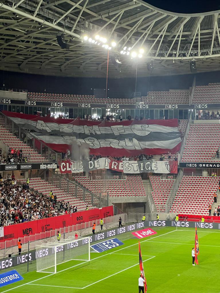 L’Allianz Riviera est 🔴&⚪️ ! Bravo aux supporters présents & aux UM94 pour ce tifo de prestige ! #OGCNASM