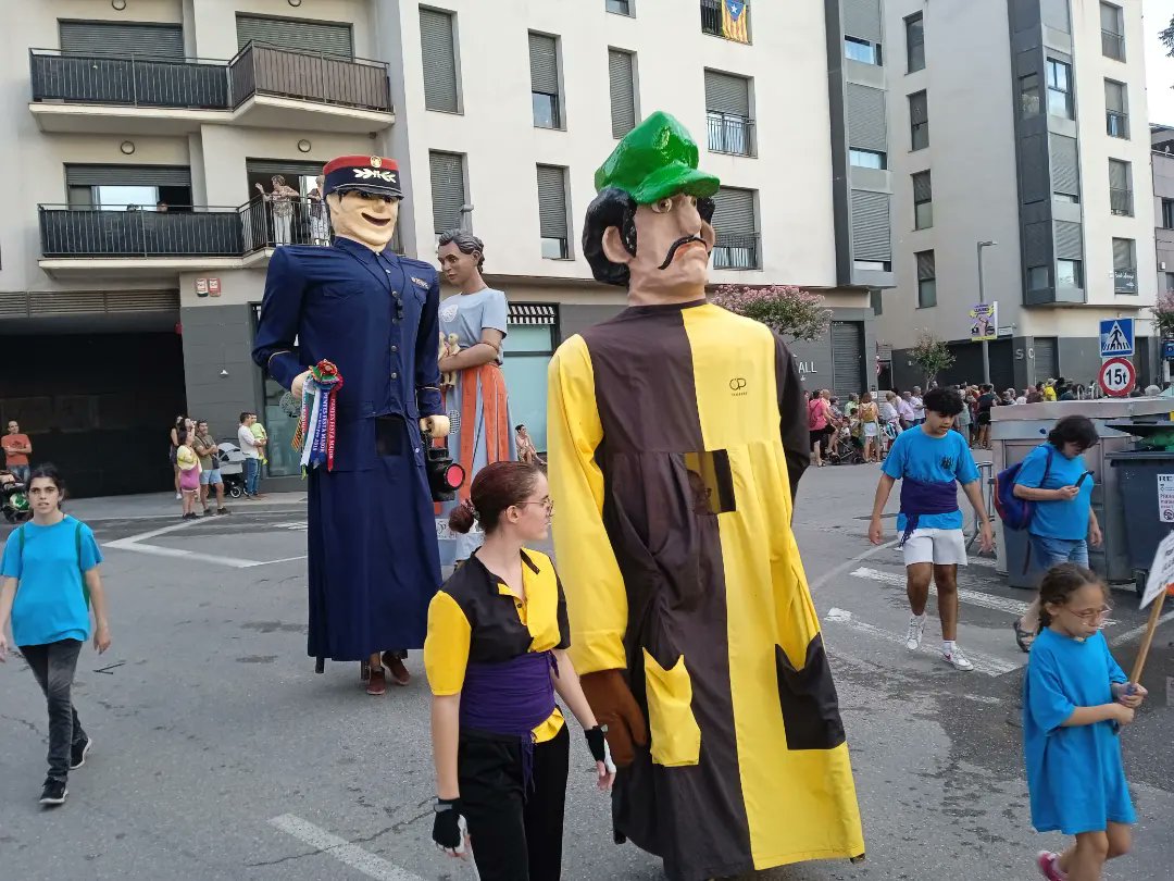 gemma_quer's tweet photo. Participació ahir dissabte 03 de setembre a la 39è trobada de gegants, grallers i correfocs de les Borges Blanques #trobada #gegants #capgrossos #grallers  #correfocs #festamajor2022 #lesborgesblanques https://t.co/2ZI4jQOqf5