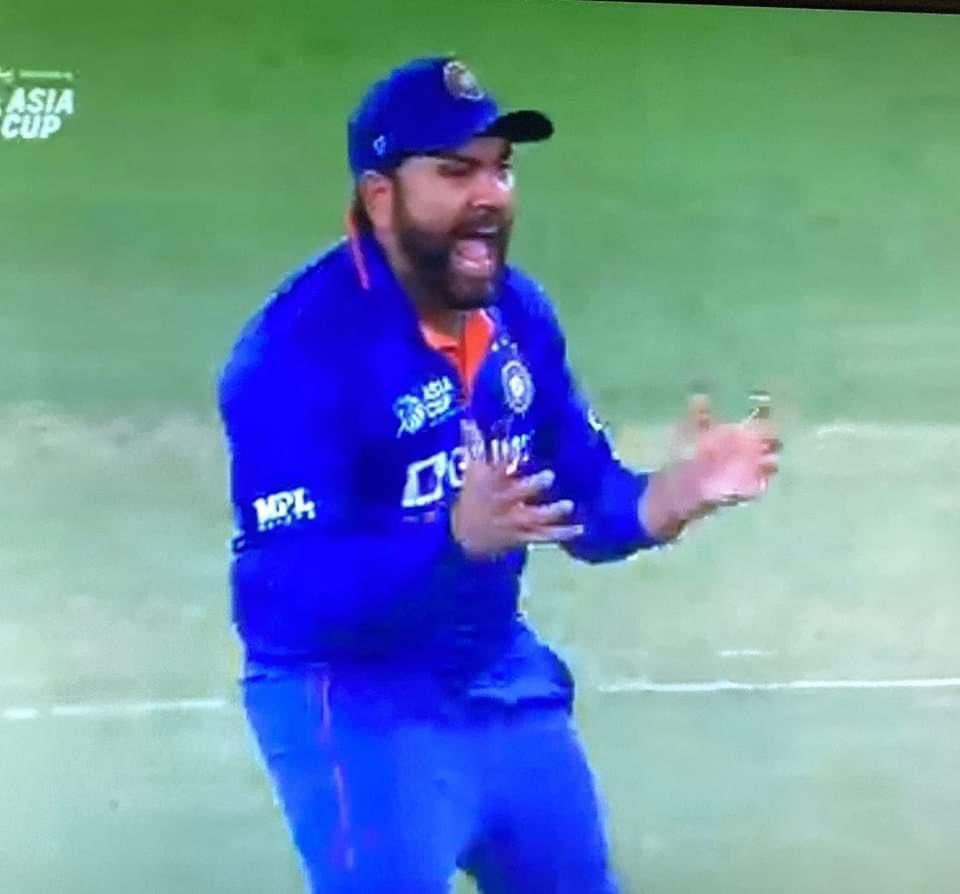 assad_alie's tweet photo. RO ROHIT RO 😂

#INDvsPAK2022 
#INDvsPAK 
#INDvPAK 
#PAKvIND 
#pakvsindia 
#AsiaCup2022 
#AsiaCupT20l 
#arshdeepsingh 
Rohit Sharma
Virat Kohli
Ms Dhoni https://t.co/vMr5DoQBKR