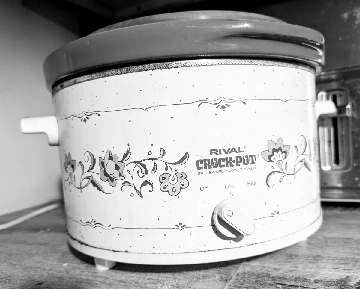 dontputmeonair's tweet photo. I have purchased, and own, other, newer crockpots, but I can't stop using this old one from my childhood 😂❤️ #notahoarder #justnostalgic https://t.co/sKmMoyuEwp