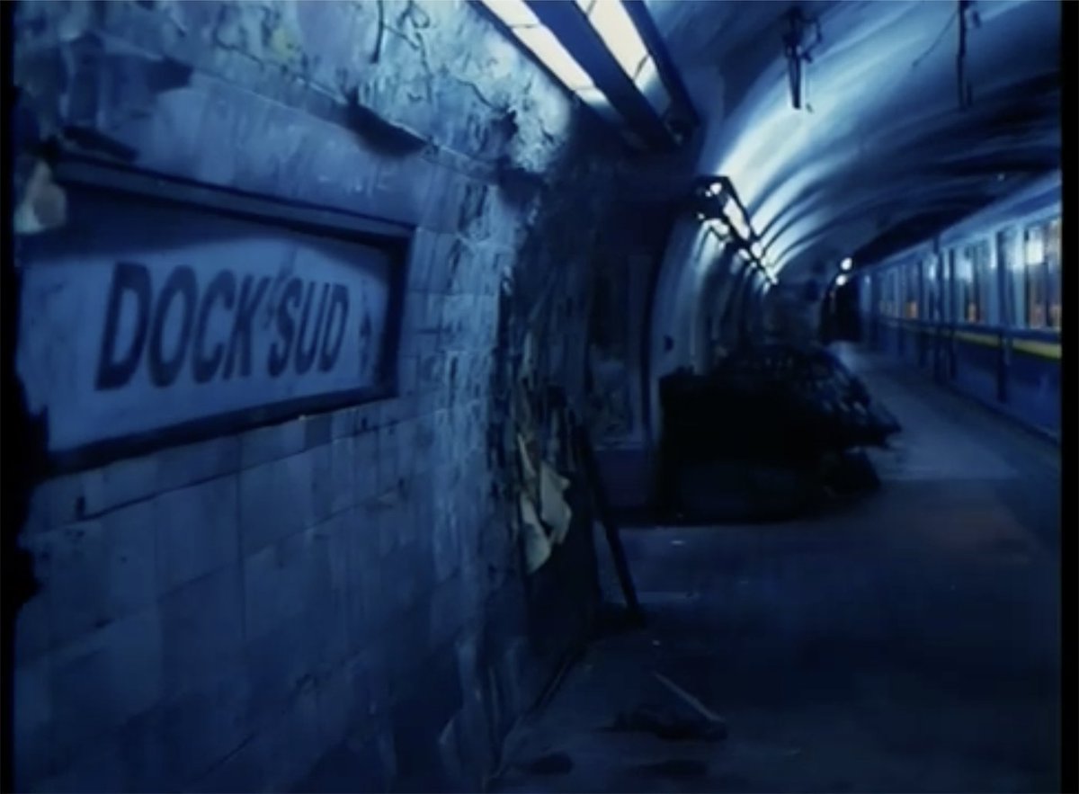 “Moebius” (1996) es tan ciencia ficción que plantea una Buenos Aires distópica donde debido a la infinidad de líneas de subte que la recorren, una formación termina desapareciendo en medio de ese laberinto.