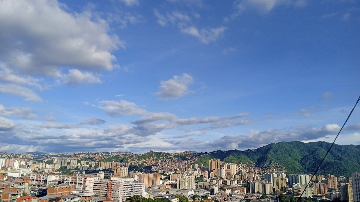 maritgar29's tweet photo. #4Sep22 vista desde el Oeste de Ccs. @EstebanWXcast @Meteovargas @meteovenezuela @MeteoZulia @cumulunimbus @aliriopiro1 @AlexSanabriaR @Tibunando @meteoccs @lmmeteo @TORNADO105E https://t.co/iL3UEuyScH