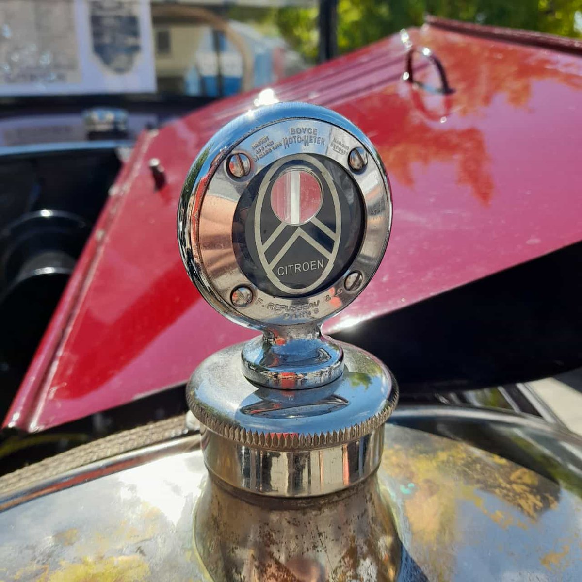 ¿Cómo estás de vista para ver la temperatura del agua en la parte superior del radiador mientras conduces?

#citroenclassic
#citroen10hp
#recambioclasico
#recambiosclasicos
#piezasclasicas
#repuestosclasicos