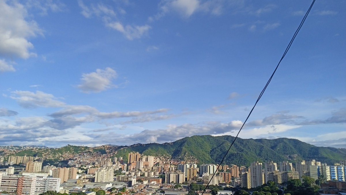 maritgar29's tweet photo. #4Sep22 vista desde el Oeste de Ccs. @EstebanWXcast @Meteovargas @meteovenezuela @MeteoZulia @cumulunimbus @aliriopiro1 @AlexSanabriaR @Tibunando @meteoccs @lmmeteo @TORNADO105E https://t.co/iL3UEuyScH