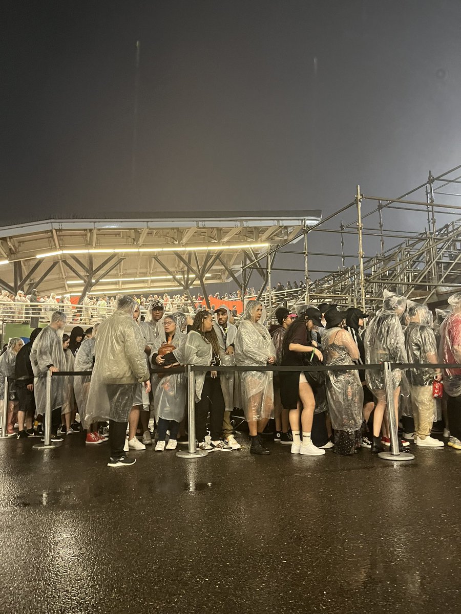 otirbanyaht's tweet photo. SEM FALAR QUE A PASSARELA ESTAVA BALANÇANDO E OS FERROS FAZENDO UM BARULHO PARECENDO QUE IRIA DESABAR A QUALQUER MOMENTO! #RockInRio #RockinRio2022 #RockExpress #POSTMALONEnoRockinRio @rockinrio https://t.co/k27QbYefA4