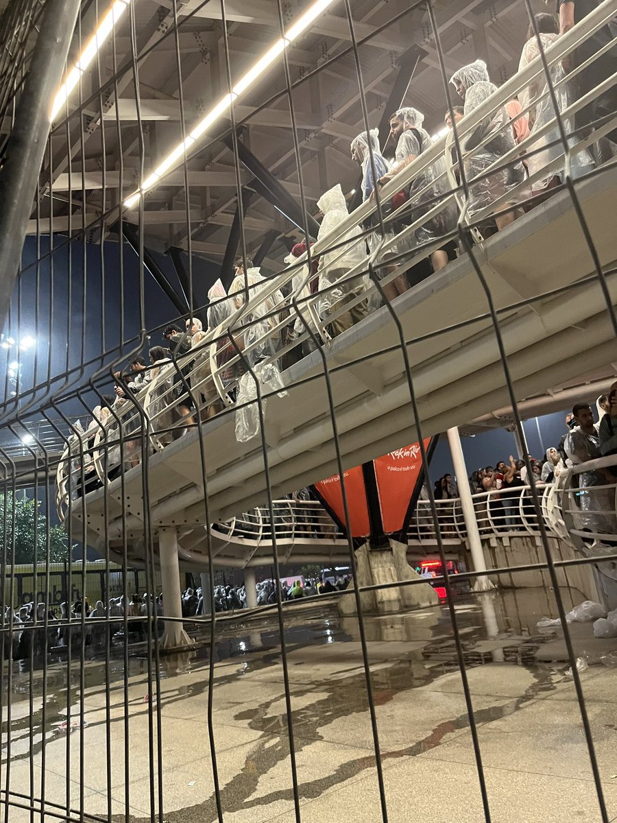 otirbanyaht's tweet photo. SEM FALAR QUE A PASSARELA ESTAVA BALANÇANDO E OS FERROS FAZENDO UM BARULHO PARECENDO QUE IRIA DESABAR A QUALQUER MOMENTO! #RockInRio #RockinRio2022 #RockExpress #POSTMALONEnoRockinRio @rockinrio https://t.co/k27QbYefA4