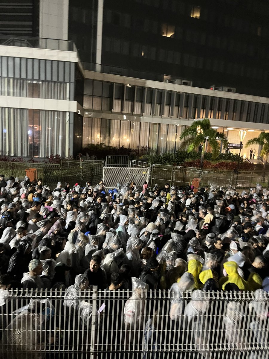 otirbanyaht's tweet photo. SEM FALAR QUE A PASSARELA ESTAVA BALANÇANDO E OS FERROS FAZENDO UM BARULHO PARECENDO QUE IRIA DESABAR A QUALQUER MOMENTO! #RockInRio #RockinRio2022 #RockExpress #POSTMALONEnoRockinRio @rockinrio https://t.co/k27QbYefA4