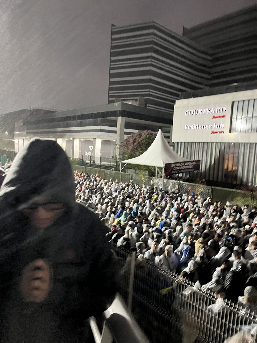 otirbanyaht's tweet photo. SEM FALAR QUE A PASSARELA ESTAVA BALANÇANDO E OS FERROS FAZENDO UM BARULHO PARECENDO QUE IRIA DESABAR A QUALQUER MOMENTO! #RockInRio #RockinRio2022 #RockExpress #POSTMALONEnoRockinRio @rockinrio https://t.co/k27QbYefA4