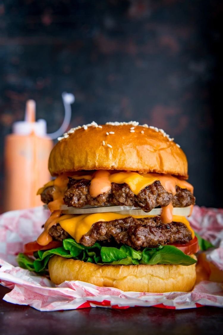 meatdepotrd's tweet photo. Doble, simple, con queso, y nuestra salsa rosada🔥! Así arma los tuyos hoy. Visítanos hasta las 5pm y llévate todos los ingredientes. #MeatDepotRD https://t.co/ZU4J5d8QXj