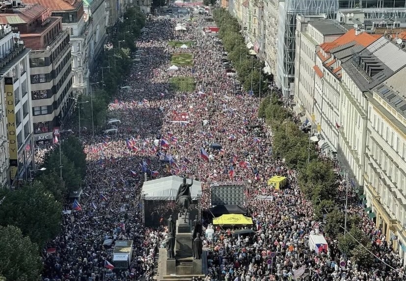 Más de 100.000 personas se manifiestan en Praga contra la Guerra de la OTAN