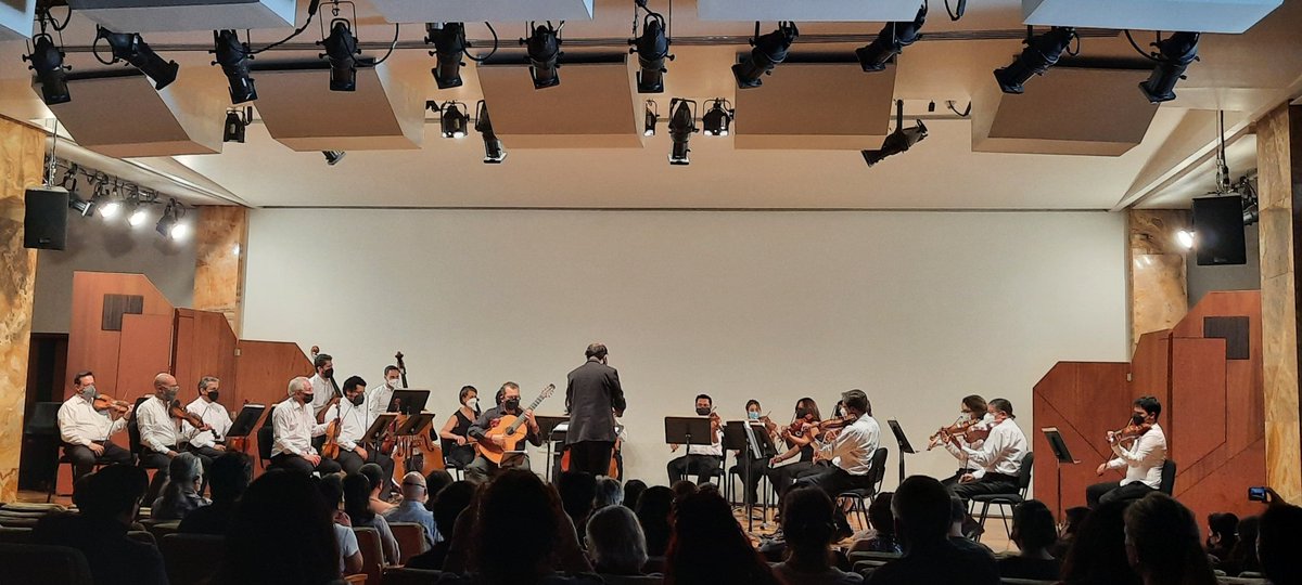 ludwigcarrasco's tweet photo. Con dos compositores mexicanos (Raúl Ladrón de Guevara y Gerardo Tamez) la Orquesta de Cámara de Bellas Artes reanuda sus actividades, refrendado así su compromiso con nuestros creadores. El guitarrista César Lara, alumno de maestría del Conservatorio Nacional, es el solista. https://t.co/FufG8Hd7ZE