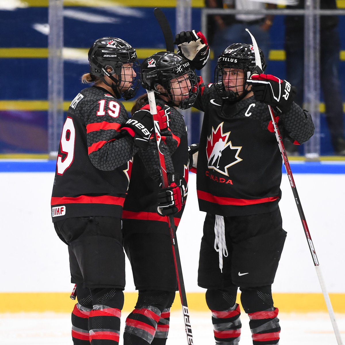 HockeyCanada's tweet photo. World championship on the line...🇨🇦 vs. 🇺🇸 is on! 

📊 https://t.co/fz19K9hhbh
💻 https://t.co/ynER5AIdm9
📺 @TSN_Sports

#WomensWorlds https://t.co/LbO14puZ7M