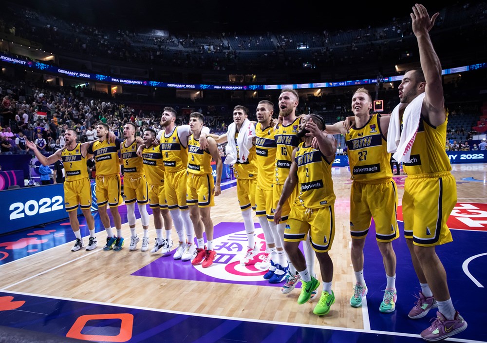 inforadar_ba's tweet photo. Košarkaška reprezentacija BiH je u fantastičnoj utakmici pobijedila evropskog prvaka Sloveniju, vlastite greške i sudije rezultatom 97:93, i prije utakmice sa Francuskom ima 2:1 u grupi smrti. Bravoooo Zmajevi!
#EuroBasket https://t.co/qlmB5QXV1w