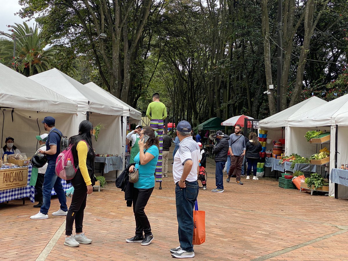 Aún tienes tiempo de venir y disfrutar de nuestros Mercados Campesinos Agroecológicos. Estaremos hasta las 3:00 p.m en la plazoleta principal del jardín. ¡Te esperamos! 💚 #BogotáesmiHuerta