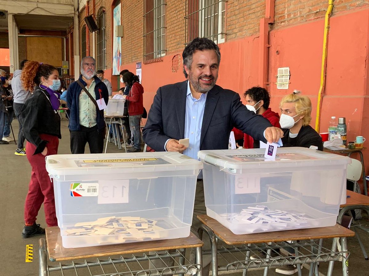 A esta hora, Mark Ruffalo dejando su voto en colegio rural de Colchane