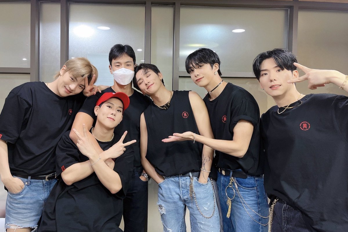 IMLUXI's tweet photo. que lindo verlos juntos otra vez ❤️
#SHOWNU #MONSTAX https://t.co/q0Rd5t9yHr