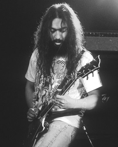 Happy Birthday Kim Thayil, absolute killer on guitar 