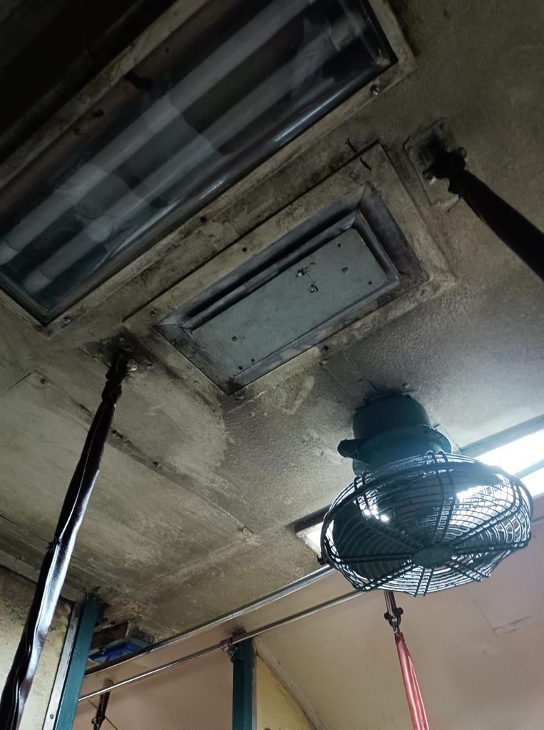 SauravNayak71's tweet photo. I'm travelling by Train no 18477 Utkal expres pnr 6408300674 . It's a hell of an experience. The train is always late and it's never cleaned. 2nd AC coach A1 pics are attached. I kindly request Indian railway @AshwiniVaishnaw to look into matter and provide a clean hygienic coach https://t.co/QtzsjipKyF