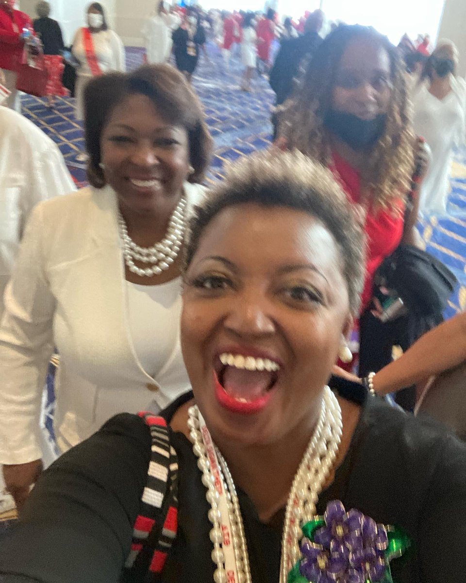 i_AmMyBrand's tweet photo. The Eastern Regional Director ๐บ Rosie Allen Herring @RAH_United @thefcacdst @easternregdst @dstinc1913 #DSTRC2022 #ERC2022 #ElevatingExcellence #EpicSisterhood #DST1913 #TheEast #ILoveMyRD โค๏ธ https://t.co/jtjAANMtVv