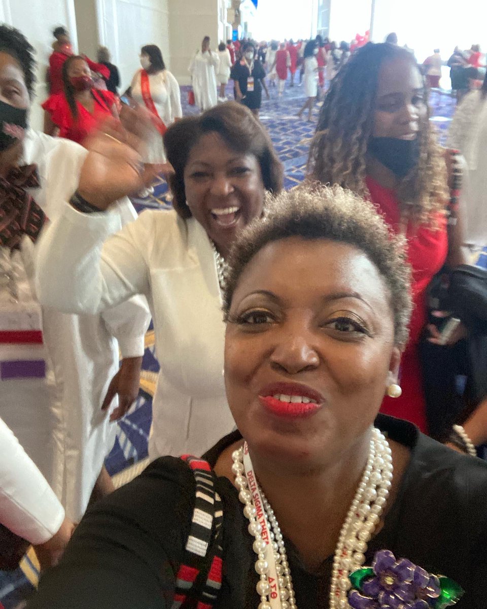 i_AmMyBrand's tweet photo. The Eastern Regional Director ๐บ Rosie Allen Herring @RAH_United @thefcacdst @easternregdst @dstinc1913 #DSTRC2022 #ERC2022 #ElevatingExcellence #EpicSisterhood #DST1913 #TheEast #ILoveMyRD โค๏ธ https://t.co/jtjAANMtVv