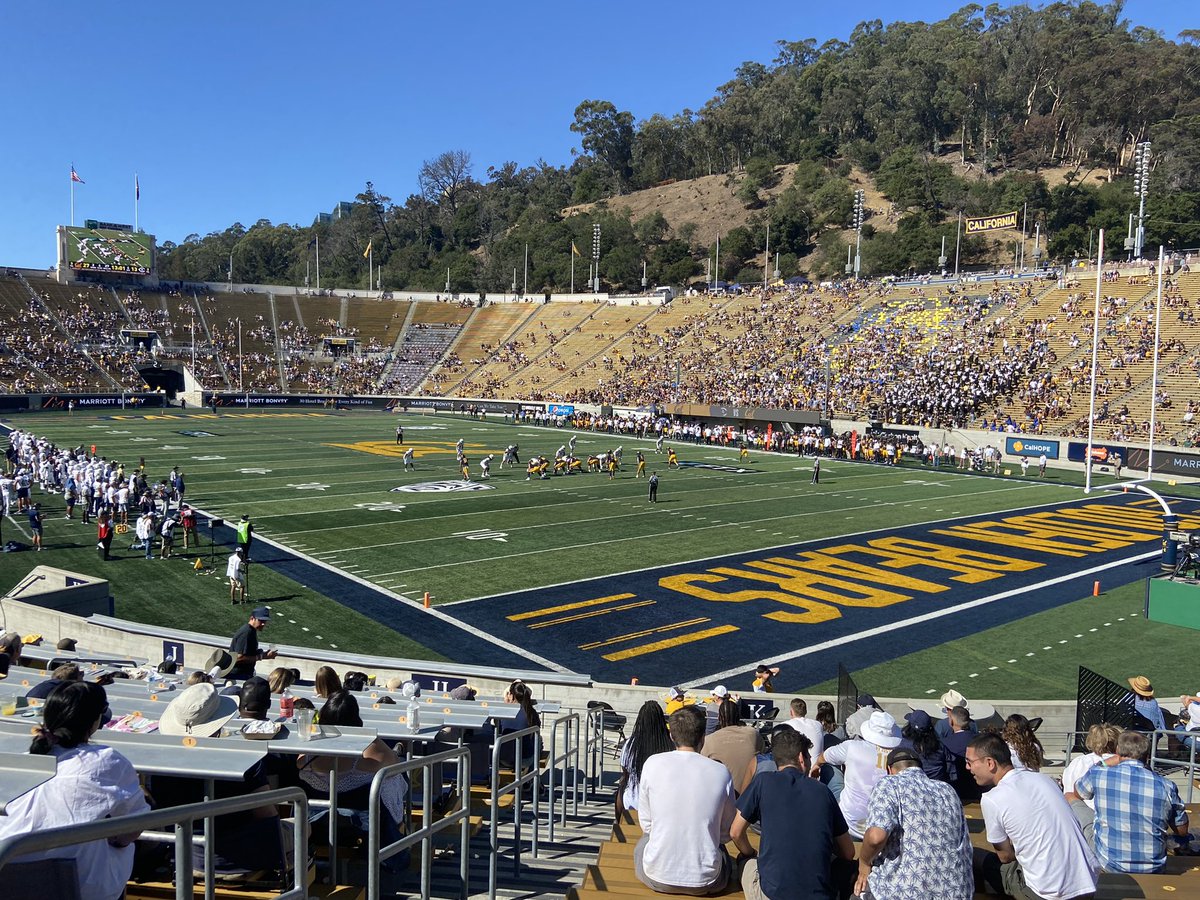 calgridiron's tweet photo. #320th Cal football game https://t.co/1Yc7CdMzco