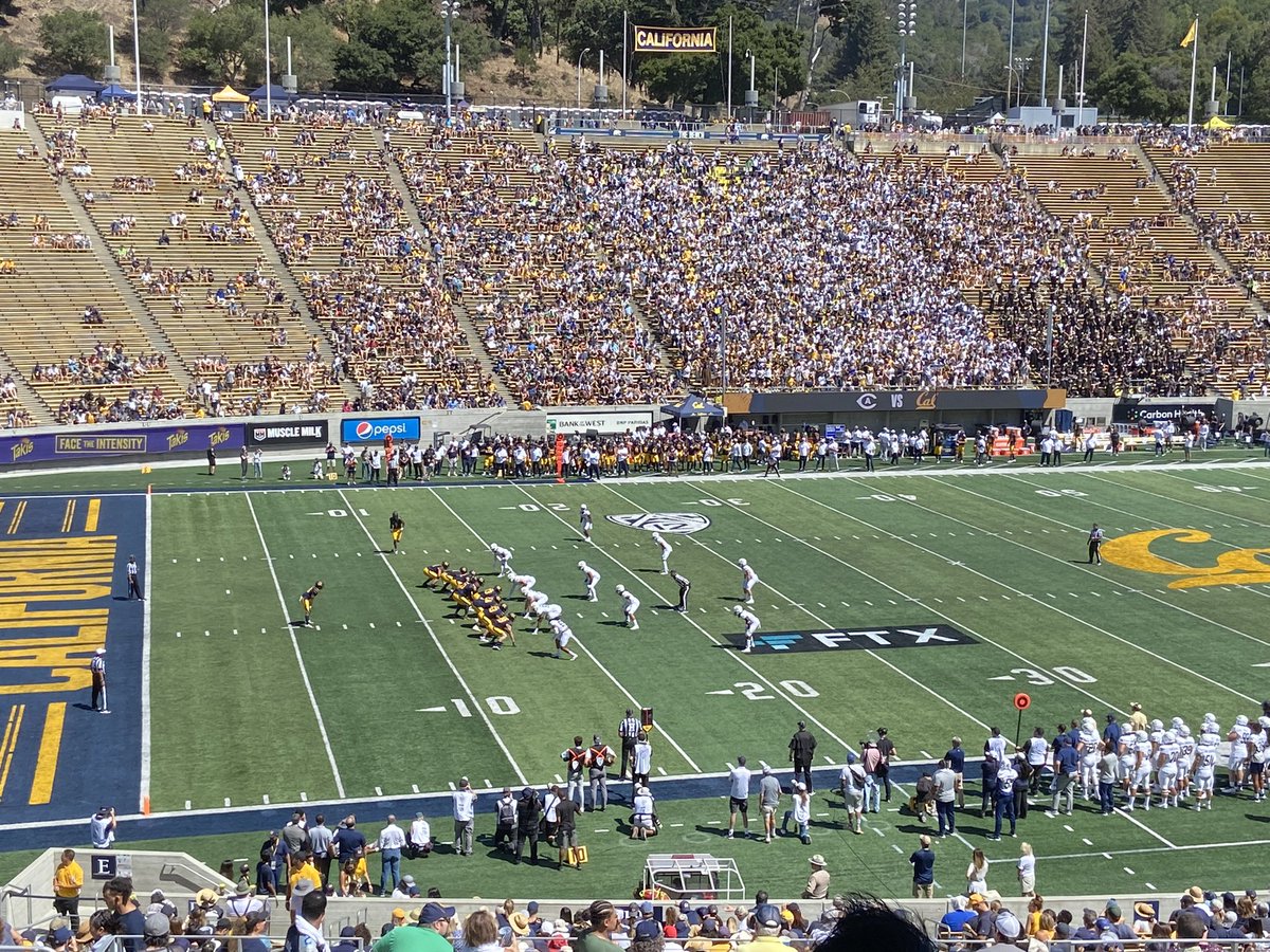 calgridiron's tweet photo. #320th Cal football game https://t.co/1Yc7CdMzco