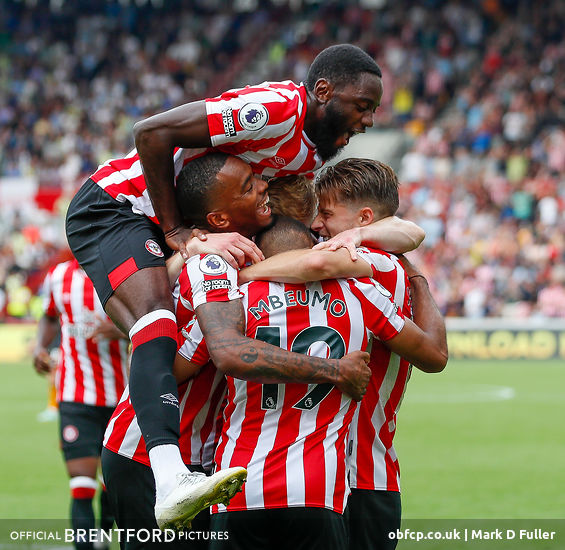 OBFCpics's tweet photo. Bees v Leeds Utd Premier League pictures online now: https://t.co/v3z1mYr4JH

@BrentfordFC
@LUFC

#BrentfordFC | #BRELEE

 📷 @OBFCpics | Mark D Fuller https://t.co/IIX3KoMCB5