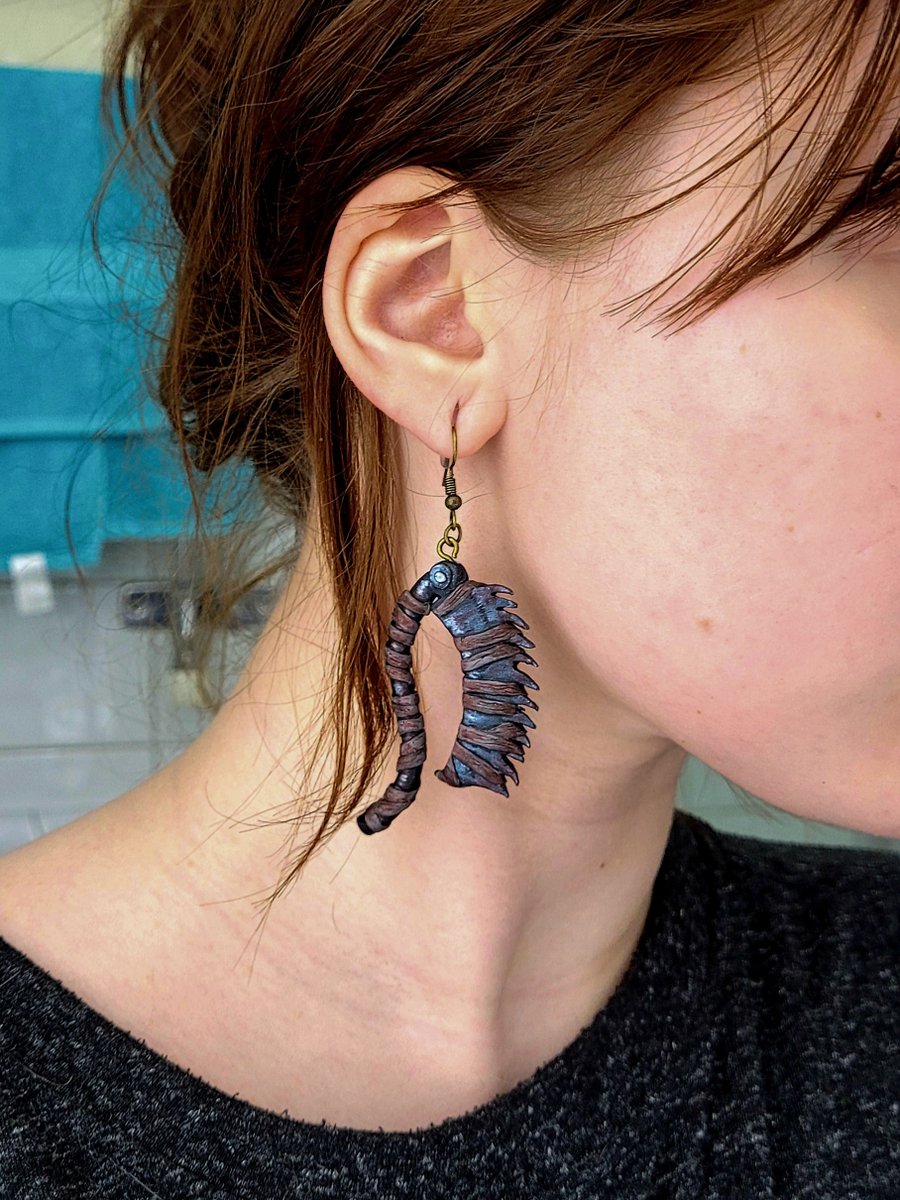 MaweenDesign's tweet photo. Feeling really greatful that my Saw Cleaver earrings really took of on Reddit/fb. Made a lot of orders, learned alot from the challenging work that it was and i get to connect with wonderful people. Thank you, truly.

#smallbusiness #art #earrings #bloodborne https://t.co/X2cL8G1O6X