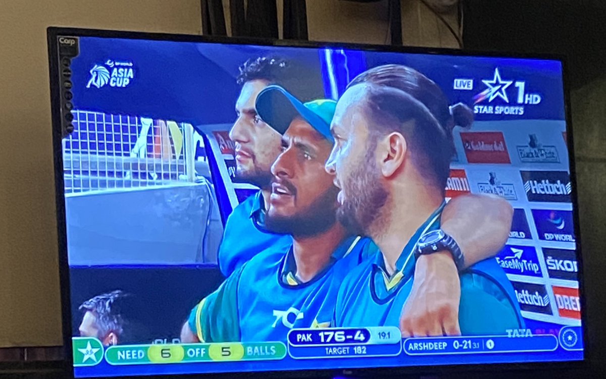 riniadasgupta's tweet photo. Could there be a better ad for a pressure cooker? 

#INDvsPAK2022 https://t.co/AYsSn5mYw4
