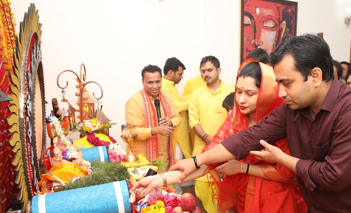 IMinakshiJoshi's tweet image. जय देव जय देव, जय मंगल मूर्ति,
दर्शनमात्रे मनःकमाना पूर्ति,
जय देव जय देव।
@Sunil_Deodhar जी मोदक के लिए आपका धन्यवाद 🙏