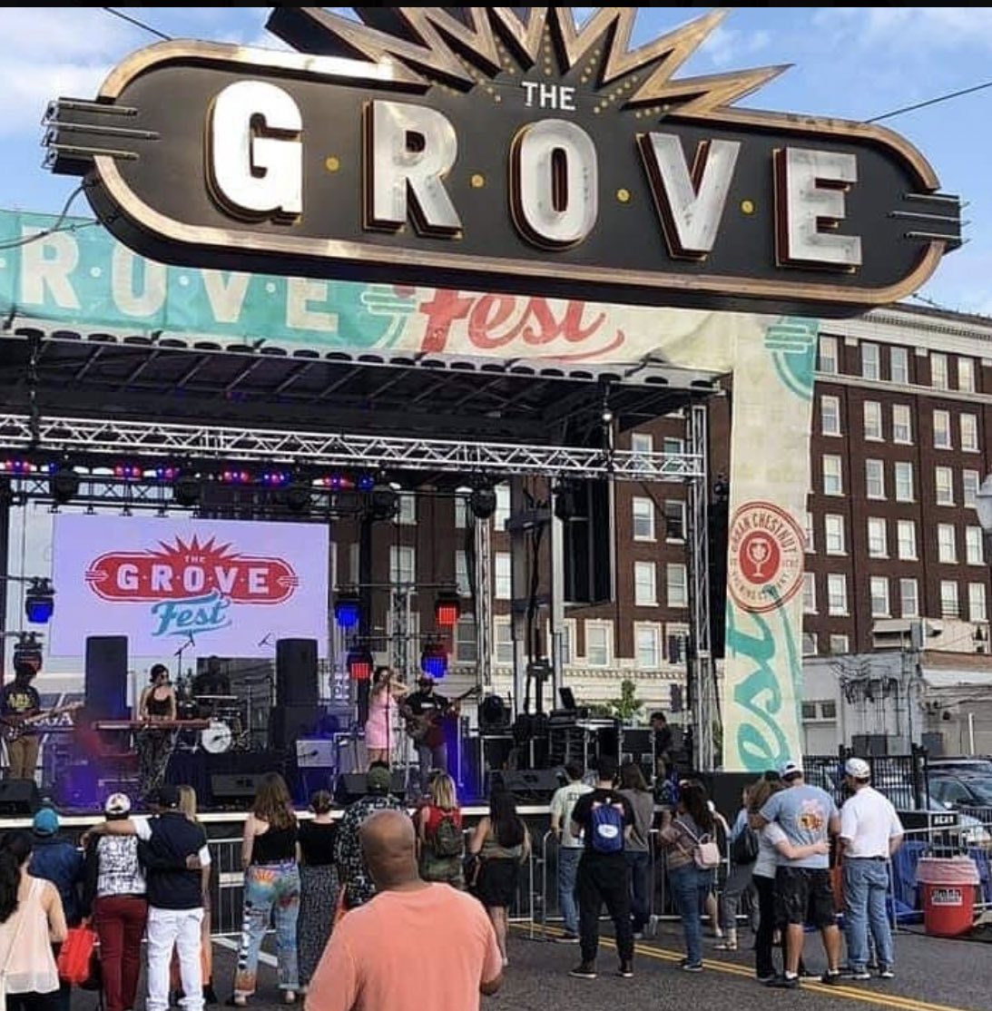 SLUMDPhD's tweet photo. This week’s #STLSunday features @thegrovestl a vibrant community of vendors, artists, and creatives. Our students love events like Grovefest and our go-to restaurants like @gracemeatthree and @TheGramophone. (📸: @thegrovestl, @TheGramophone) https://t.co/NQLVaqY3P0