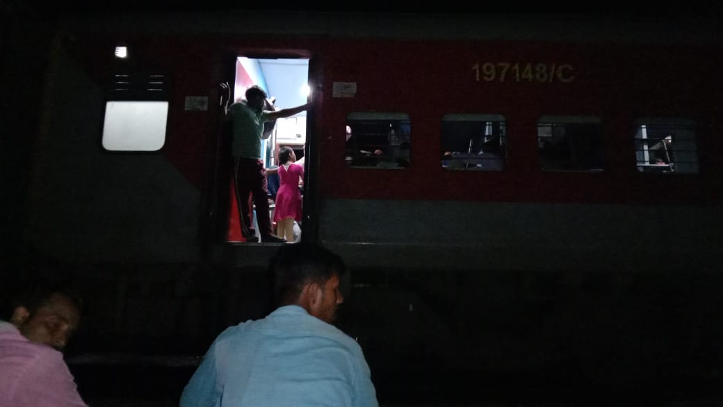 ChitranshSparsh's tweet photo. @drm_mb @RailwaySeva @RailwayNorthern पिछले 1.5 घण्टे से 12491 ट्रेन बरतारा स्टेशन की मेन लाइन पर खड़ी है। यात्री पटरी पर बैठे हैं, परीक्षार्थी हैं जिन्हें आगे दूसरी ट्रेन पकड़नी है, कल सुबह परीक्षा है। लगातार ट्रेनें पास की जा रहीं, मगर इस ट्रेन को अभी तक खड़ा रखा गया है। https://t.co/sck4EkL4dl