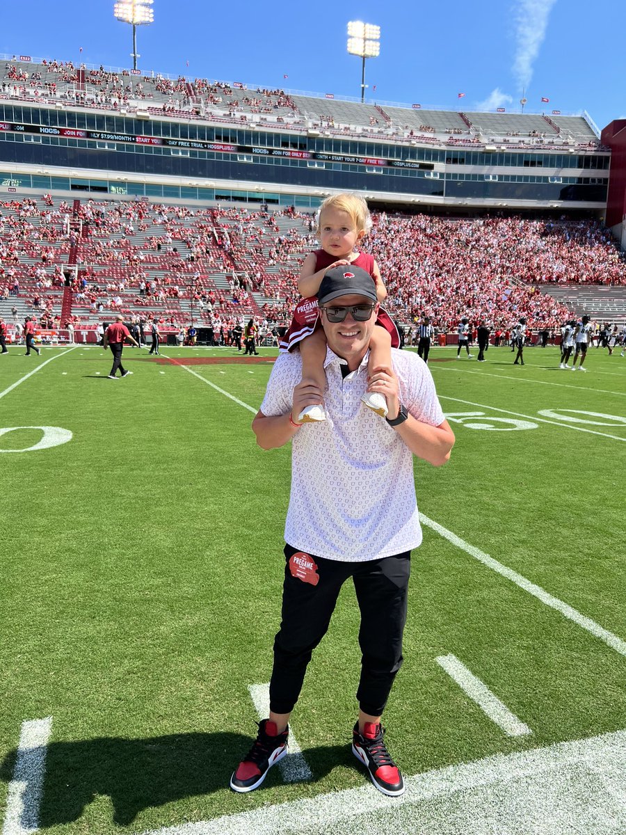 zhocker18's tweet photo. It was a big day on The Hill! Woo Pig @RazorbackFB @sloane_ashton @PGA_JohnDaly @tylerfarr @Razorback98 https://t.co/ln7CXucV1u