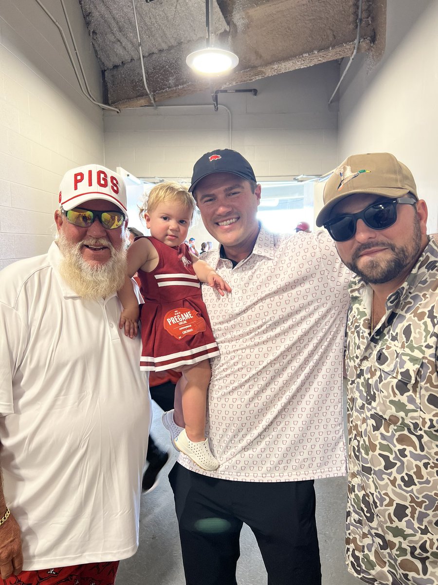 zhocker18's tweet photo. It was a big day on The Hill! Woo Pig @RazorbackFB @sloane_ashton @PGA_JohnDaly @tylerfarr @Razorback98 https://t.co/ln7CXucV1u
