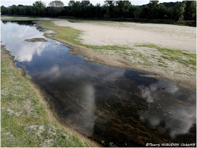 Cliches49's tweet photo. La Loire toujours aussi basse, comme à Montjean-sur-Loire, malgré les quelques averse de vendredi dernier...
#loire #secheresse #bancdesable #montjeansurloire #meteorologie https://t.co/iF2WMSeJCG