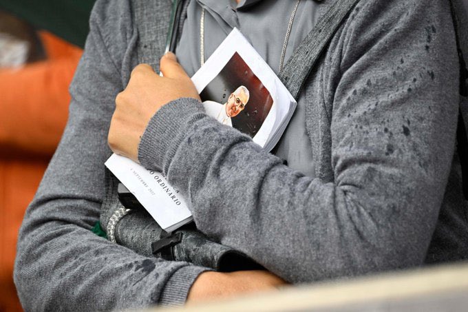 Hoy 4/9, la Embajadora Teresa Susana Subieta Serrano tuvo el honor de ser partícipe de la beatificación de Juan Pablo I conocido como ”el Papa de la sonrisa”.
El Santo Padre también pidió a la virgen Maria que conceda el don de la Paz en todo el mundo, especialmente en Ucrania.