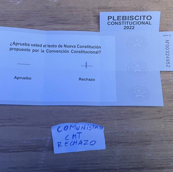 Brain_damagePF's tweet photo. N°00324952 @ServelChile desde cuenta con nombre Catherine Elizabeth se sube foto de voto, acto que es ilegal. Está el número ahí mismo. https://t.co/xOoUfpTusu