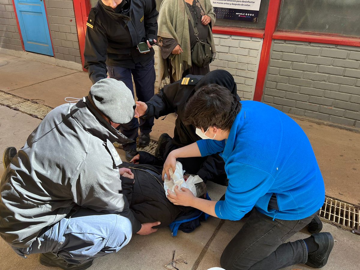 Armada_Chile's tweet photo. Adulto mayor que se encontraba ejerciendo su derecho a voto en el Liceo de #Miraflores sufrió una caída por lo que fue ayudada por el personal naval que ahí se encontraba y un vocal de mesa paramédico para luego ser trasladada por personal del #SAPU 

#Armadatecuida
#SomosArmada https://t.co/3PWrn750U1