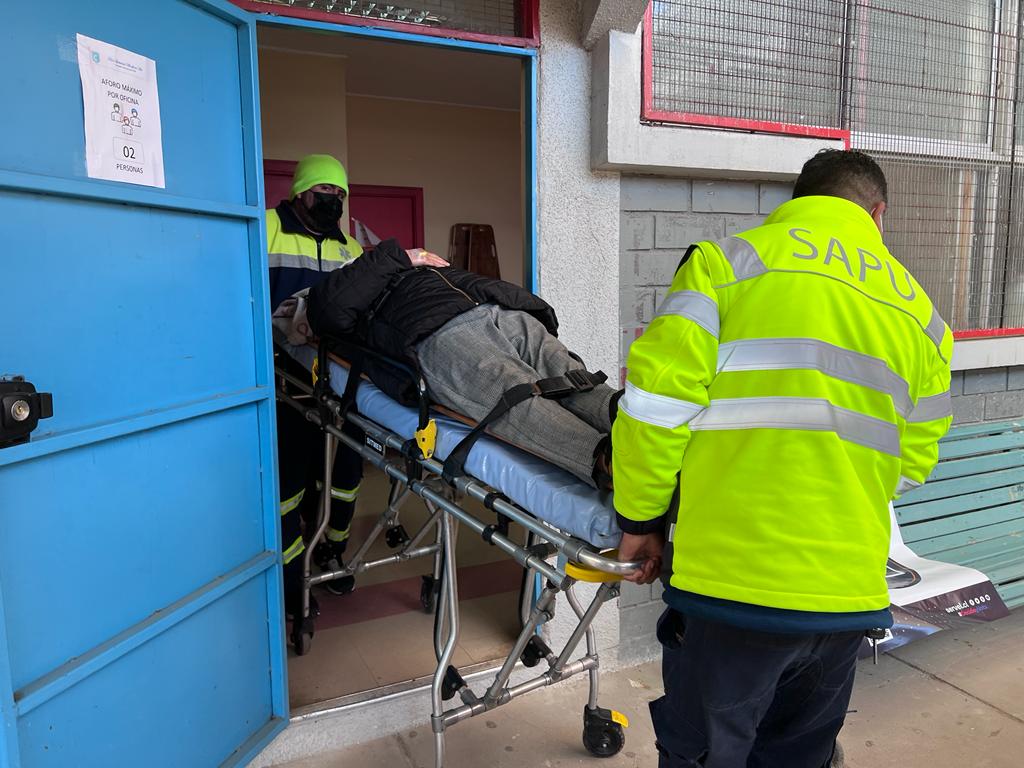Armada_Chile's tweet photo. Adulto mayor que se encontraba ejerciendo su derecho a voto en el Liceo de #Miraflores sufrió una caída por lo que fue ayudada por el personal naval que ahí se encontraba y un vocal de mesa paramédico para luego ser trasladada por personal del #SAPU 

#Armadatecuida
#SomosArmada https://t.co/3PWrn750U1