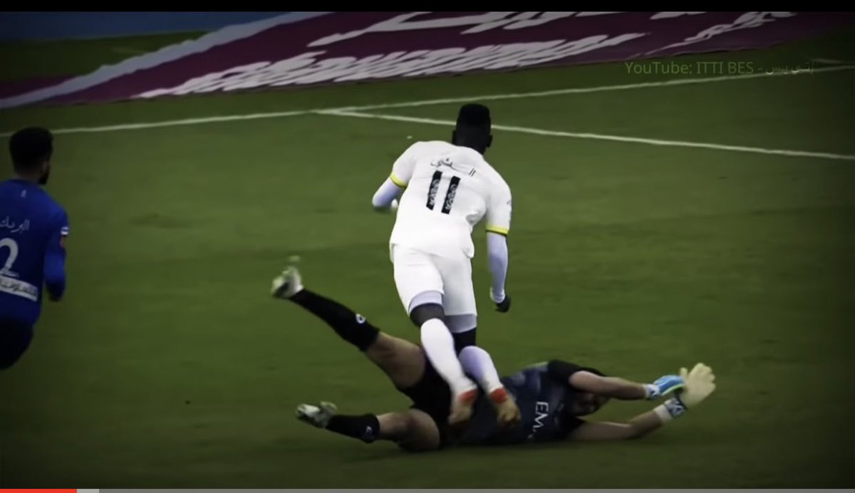 Partt9's tweet photo. #الضجيج_الازرق

من صدر للمشهد يد دلهوم في تلميح مقزز للحكم الهويش الذي قال بلسانه فيه فاول للسهلاوي قبل يلمسها دلهوم
تغاضى عن كوارث هذا الحكم لفريقه وتغافل عنها

لقطات بسيطه لتلك الكوارث https://t.co/zBb02IKzcY
