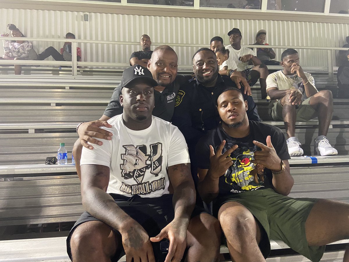 MTTyeskie1's tweet photo. Itโs always great to run into some former players! Glad they doing well!! @PrenticeRichmon #lifeaftersports #lifelongrelationsships #imalwayshere https://t.co/9OK2Xc3wMX