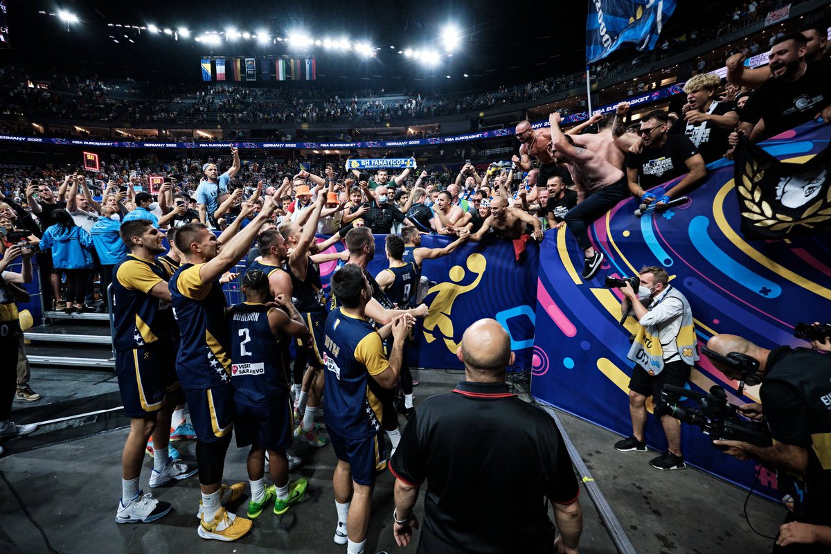 BiHFootball's tweet photo. One picture. Lots of heroes.

VOLIM TE BOSNO I HERCEGOVINO 🇧🇦

📸 @EuroBasket https://t.co/Qy5u0iTRMx