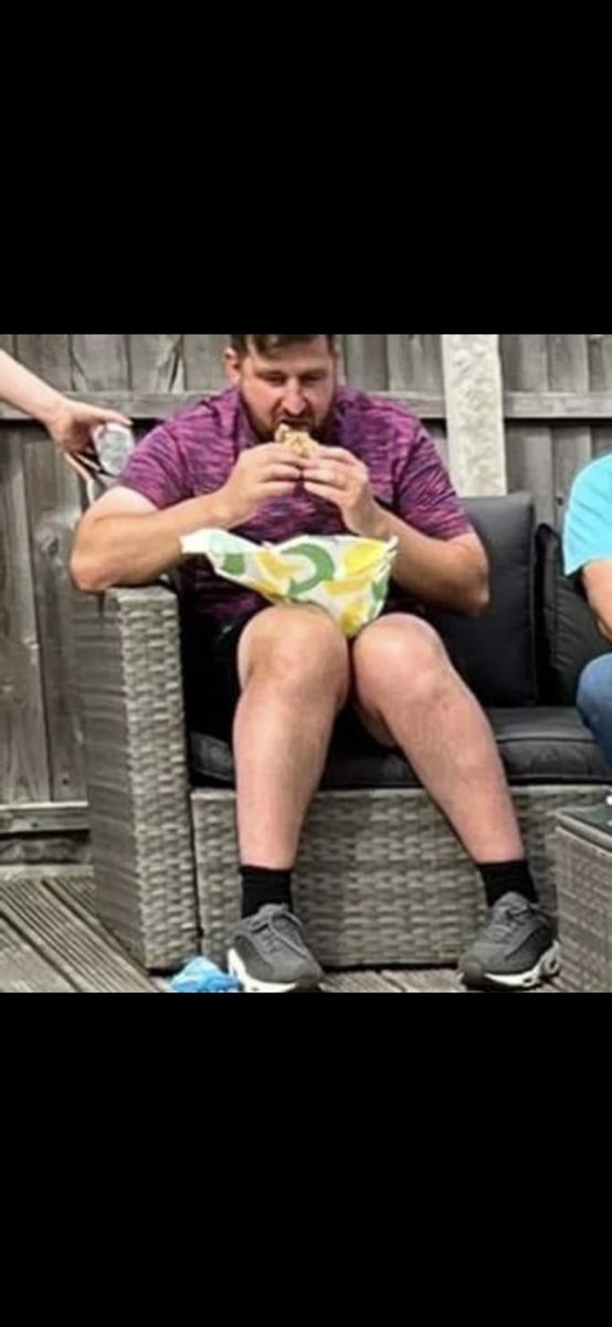 fox_loui's tweet photo. My centre forward that @Skipsey1993 scores fuckin worldies and eats what he fuckin wants . Up the oval X https://t.co/Q9FuhIsrk9