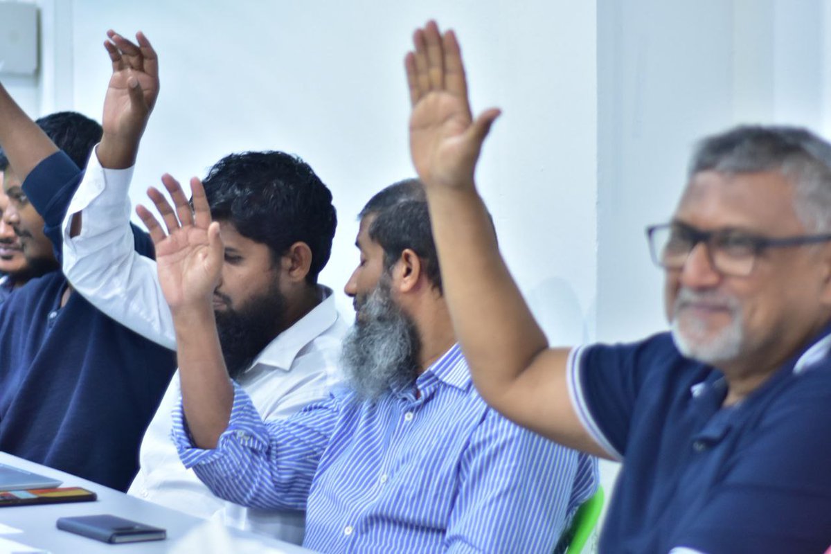AdhaalathOffice's tweet photo. Mirey beyvvi Adhaalath Party ge 3 vana dhauruge Mashvaraa Majleehuge 17 vana badhdhalvumun, kuriah oiy 10 aharu dhuvahah ekulavaali Adhaalath Party ge Strategic Plan thasdheeg koffi. https://t.co/3e4W0BqtJ9