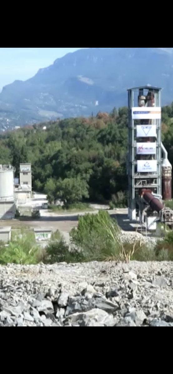 PMartenon's tweet photo. 🥲Nostalgie. Jeudi 01/09 : Destruction de la tour de préchauffage et du four de la cimenterie @GroupeVicat à Montagnole à l’arrêt depuis 1993. Et oui, j’ai travaillé sur ce site pendant 9ans comme « pupitreur » . De bons souvenirs  avec mon papa responsable d’entretien du site 👏 https://t.co/oefA4FLZrY